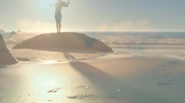 Deniz kıyısındaki kayaların üzerinde parlayan ışığın animasyonu. bayram, yaz ve rahatlama konsepti dijital olarak oluşturulmuş video.