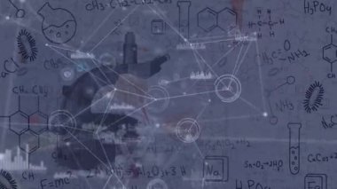 Mikroskop kullanarak kadın bilim adamı üzerinden bağlantı ağının animasyonu. küresel bilim, veri işleme, dijital arayüz ve teknoloji konsepti dijital olarak oluşturulmuş video.