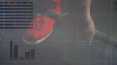 Güçlü adam egzersizleriyle ilgili veri işleme ve istatistiklerin animasyonu. global spor, fitness ve veri işleme konsepti dijital olarak oluşturulmuş video.