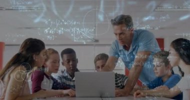 Matematiksel denklemlerin okul çocukları üzerinde dizüstü bilgisayar kullanılarak canlandırılması. küresel eğitim, teknoloji ve bağlantılar konsepti dijital olarak oluşturulmuş video.
