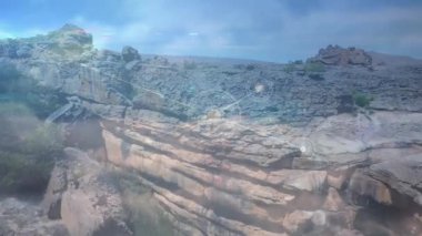 Kayaların üzerindeki bağlantı ağının animasyonu. küresel bağlantı, dijital arayüz, teknoloji ve ağ konsepti dijital olarak oluşturulmuş video.