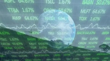 Dünya ve rüzgar türbini üzerinde finansal veri işleme animasyonu. küresel çevre, ekoloji, finans, iş dünyası, dijital arayüz ve teknoloji konsepti dijital olarak oluşturulmuş video.