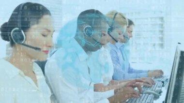 Telefon kulaklığı takan iş adamlarının üzerine küresel ve ikili kodların animasyonu. iş, bağlantı, teknoloji ve dijital arayüz konsepti dijital olarak oluşturulmuş video.