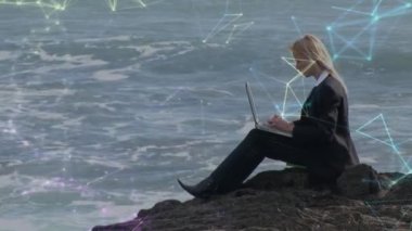 İş adamlarından çok bağlantıların ve dünyanın animasyonları. ticari, ağ, bağlantılar, teknoloji ve dijital arayüz kavramı dijital olarak oluşturulmuş video.