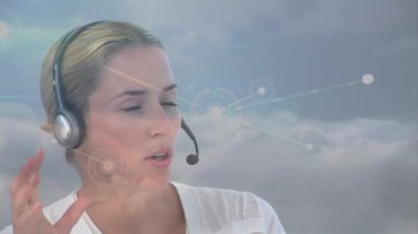 Telefon kulaklığı kullanarak dünya ile iş kadını arasındaki bağlantı ağının animasyonu. küresel bağlantılar, dijital arayüz, teknoloji ve ağ konsepti dijital olarak oluşturulmuş video.