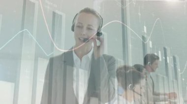 Telefon kulaklığı kullanan iş adamlarının istatistiklerinin animasyonu. küresel iletişim, iş dünyası, dijital arayüz, teknoloji ve ağ konsepti dijital olarak oluşturulmuş video.