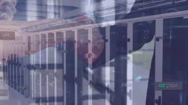 Sosyal medya simgeleri ve bilgisayar sunucuları üzerinde iş adamı tokalaşmasının animasyonu. küresel iş, anlaşma, dijital arayüz, teknoloji ve ağ konsepti dijital olarak oluşturulmuş video.