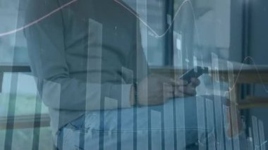 Akıllı telefon kullanan bir adamın istatistik ve finansal veri işleme animasyonu. küresel finansman, iş dünyası, dijital arayüz ve teknoloji konsepti dijital olarak oluşturulmuş video.