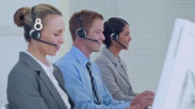 Telefon kulaklığı takan işadamları üzerinde değişen numaraların animasyonu. ticari, ağ, bağlantılar, teknoloji ve dijital arayüz kavramı dijital olarak oluşturulmuş video.
