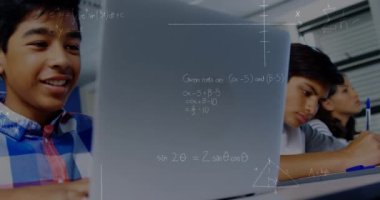 Matematiksel denklemlerin okul çocukları üzerinde dizüstü bilgisayar kullanılarak canlandırılması. küresel eğitim, teknoloji ve bağlantılar konsepti dijital olarak oluşturulmuş video.