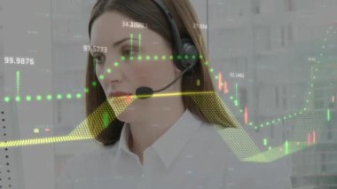 Telefon kulaklığı takan iş kadınının istatistik ve veri işleme animasyonu. iş, bağlantı, teknoloji ve dijital arayüz konsepti dijital olarak oluşturulmuş video.