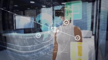 VR kulaklık takan iş kadınlarının ikonlarıyla olan bağlantılarının animasyonu. küresel ağlar, veri işleme, dijital arayüz ve teknoloji konsepti dijital olarak oluşturulmuş video.