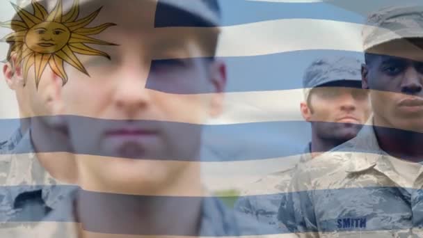 Digitale Zusammensetzung Des Schwenkens Der Argentinischen Flagge Gegen Soldaten Die — Stockvideo