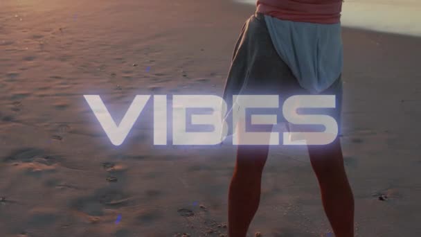 Animation Von Text Vibes Über Frau Meer Social Media Messaging — Stockvideo