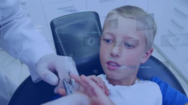 Анимирование Обработки Данных Над Мальчиком Стоматологическом Кресле Глобальная Медицина Связи — стоковое видео