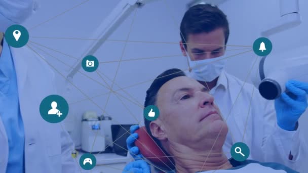 Анімація Мереж Язків Іконками Над Людиною Стоматологічному Кріслі Глобальна Медицина — стокове відео