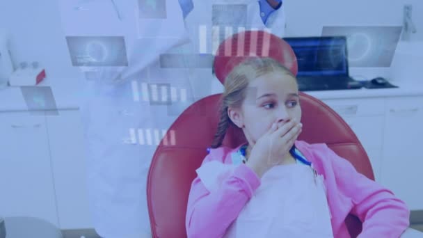 Animacja Przetwarzania Danych Nad Dziewczyną Krześle Dentystycznym Globalna Medycyna Połączenia — Wideo stockowe