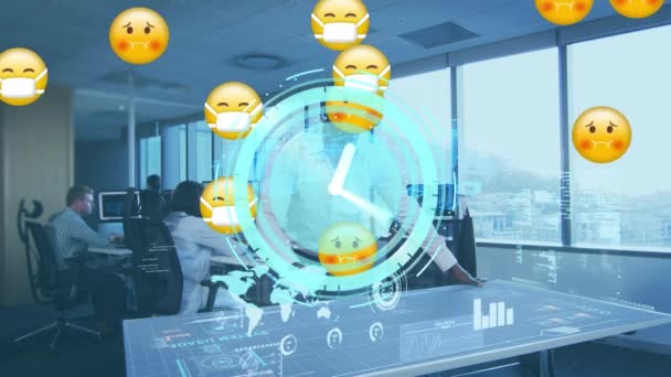 時計のアニメーション 病気の絵文字やオフィスのVrヘッドセットの男上のデータ処理 コロナウイルスのビジネス界面技術は19のパンデミックを克服しデジタル生成されたビデオを — ストック動画