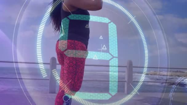 海辺で人工的な手足飲料水を持つ女性の上にスキャン範囲のアニメーション フィットネス 健康とデータ処理の概念デジタルで生成されたビデオ — ストック動画