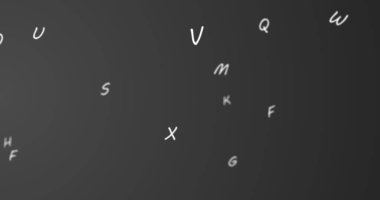 Alfabedeki rastgele harfler geniş bir boşlukta sola doğru hareket ediyor. Arka plan koyu gri..