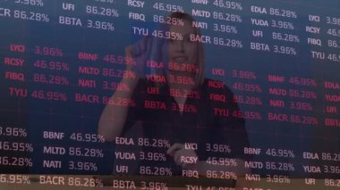 İş kadınının ekrana dokunuşuyla ilgili finansal veri işleme animasyonu. küresel finansman, iş dünyası, dijital arayüz ve teknoloji konsepti dijital olarak oluşturulmuş video.