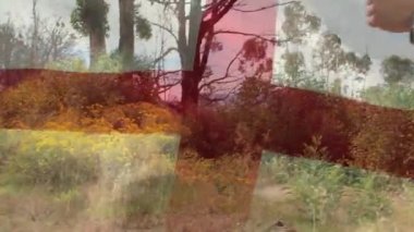 Eğitim kampında silahlı askerlere karşı İngiliz bayrağı sallamanın dijital bileşimi. asker ordusu ve vatanseverlik kavramı