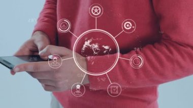 Akıllı telefon kullanan bir adam üzerindeki bağlantı ağının animasyonu. küresel bağlantılar, dijital arayüz, teknoloji ve ağ konsepti dijital olarak oluşturulmuş video.