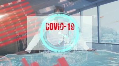 VR kulaklıklı bir adam üzerinde bilgi ve veri işleme içeren Coperid 19 metnin animasyonu. Coronavirus covid 19 salgını sırasında tıbbi araştırma teknolojisi dijital olarak üretildi..