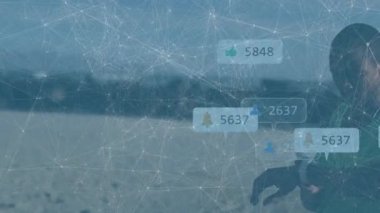 Sporcu üzerinden sosyal medya simgeleriyle bağlantı ağının animasyonu. bağlantı, teknoloji ve dijital arayüz kavramı dijital olarak oluşturulmuş video.