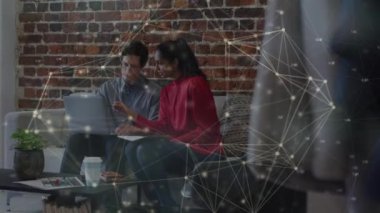 Dizüstü bilgisayar kullanan iş adamları üzerinden bağlantı ağlarının animasyonu. küresel iş, bağlantılar, veri işleme, dijital arayüz ve teknoloji konsepti dijital olarak oluşturulmuş video.