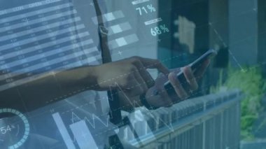 Akıllı telefon kullanan bir adamın finansal veri işleme animasyonu. küresel finansman, iş dünyası, dijital arayüz ve teknoloji konsepti dijital olarak oluşturulmuş video.