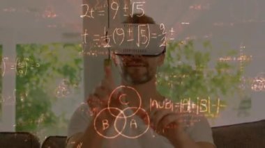 Matematiksel çizimlerin ve denklemlerin VR kulaklık takan adam üzerindeki animasyonu. küresel bağlantılar, dijital arayüz ve teknoloji konsepti dijital olarak oluşturulmuş video.