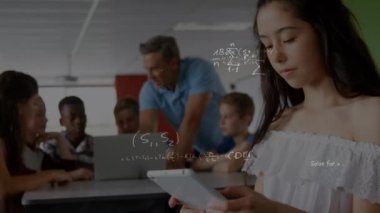 Liseli kız üzerinde tablet kullanarak denklemlerin canlandırılması. eğitim, veri işleme, bağlantı, teknoloji ve dijital arayüz kavramı dijital olarak oluşturulmuş video.