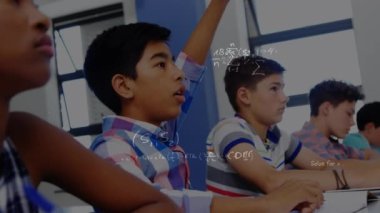Sınıf öğrencileri üzerindeki denklemlerin animasyonu. eğitim, veri işleme, bağlantı, teknoloji ve dijital arayüz kavramı dijital olarak oluşturulmuş video.