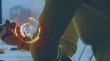 Akıllı telefon kullanan bir kadının dürbün taramasının animasyonu. küresel veri işleme, bağlantılar, teknoloji ve dijital arayüz kavramı dijital olarak oluşturulmuş video.