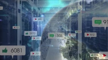 Bilgisayar sunucuları üzerinden sosyal medya simgeleriyle bağlantı ağının animasyonu. bağlantı, teknoloji ve dijital arayüz kavramı dijital olarak oluşturulmuş video.