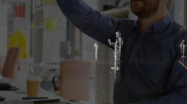 VR kulaklık takan adamın veri işleme animasyonu. küresel dijital arayüz, teknoloji ve ağ konsepti dijital olarak oluşturulmuş video.