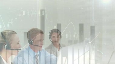 Telefon kulaklığı takan iş adamlarıyla ilgili istatistik ve veri işleme animasyonları. iş, bağlantı, teknoloji ve dijital arayüz konsepti dijital olarak oluşturulmuş video.