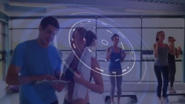 Egzersiz yapan insanları tarayan bir animasyon. global spor, incelik ve sağlıklı yaşam tarzı konsepti dijital olarak oluşturulmuş video.