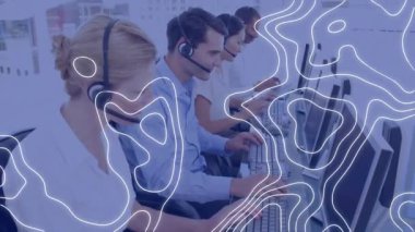 Telefon kulaklığı kullanan iş adamlarının beyaz harita çizgilerinin animasyonu. küresel iş, veri işleme, dijital arayüz ve teknoloji konsepti dijital olarak oluşturulmuş video.