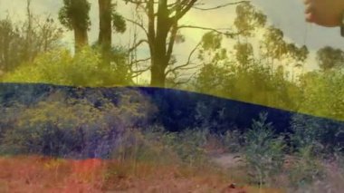 Antrenman kampında silahlı askerlere karşı Rusya bayrağı sallamanın dijital bileşimi. asker ordusu ve vatanseverlik kavramı