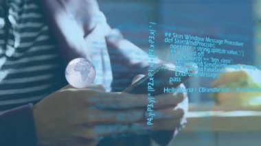 Akıllı telefon kullanan bir kadının üzerindeki dünyanın animasyonu. küresel teknoloji, dijital arayüz ve bağlantılar konsepti dijital olarak oluşturulmuş video.