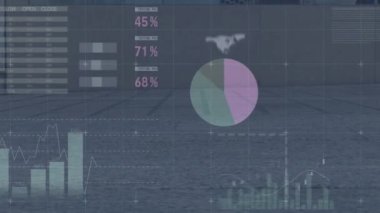 Yürüyen insanlar üzerindeki istatistiklerin animasyonu. küresel teknoloji, dijital arayüz ve bağlantılar konsepti dijital olarak oluşturulmuş video.