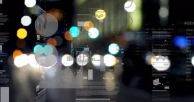 Odak ışıkları ve şehir manzarası dışında istatistik işleme animasyonu. business, data işleme, bağlantı, teknoloji ve dijital arayüz kavramı dijital olarak oluşturulmuş video.