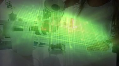 Masadaki adamın üzerinde parlayan kalp atış hızı monitörü ve yeşil şebekedeki verilerin animasyonu. Sağlık, teknoloji ve tıbbi araştırma dijital olarak oluşturuldu.