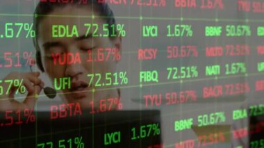 Telefon kulaklığı kullanan iş adamlarının finansal veri işleme animasyonları. küresel iletişim, iş dünyası, dijital arayüz, teknoloji ve ağ konsepti dijital olarak oluşturulmuş video.