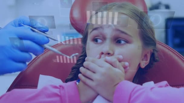 Анімація Обробки Даних Над Дівчиною Стоматологічному Кріслі Глобальна Медицина Язки — стокове відео