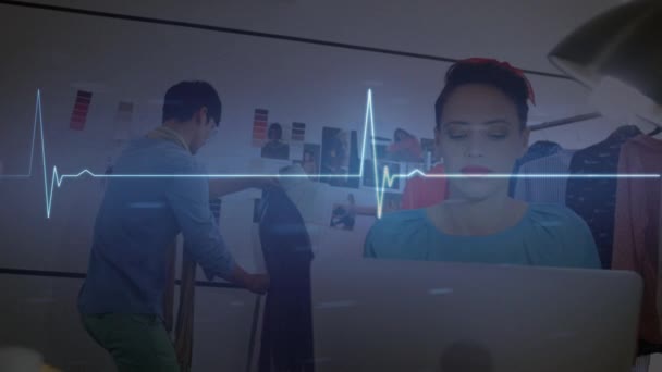Анімація Яскравого Монітора Серцевого Ритму Над Жінкою Яка Використовує Ноутбук — стокове відео
