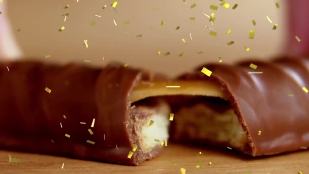 Animación Confeti Oro Cayendo Sobre Galletas Rotas Barra Chocolate Caramelo — Vídeo de stock