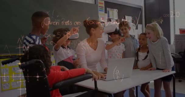 Animación Ecuaciones Matemáticas Sobre Escolares Usando Auriculares Concepto Global Educación — Vídeo de stock